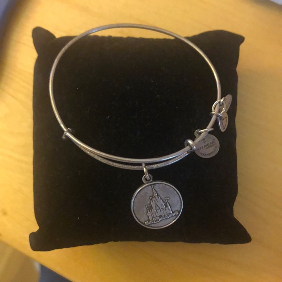 Disney castle bracelet - Picture 1 of 1